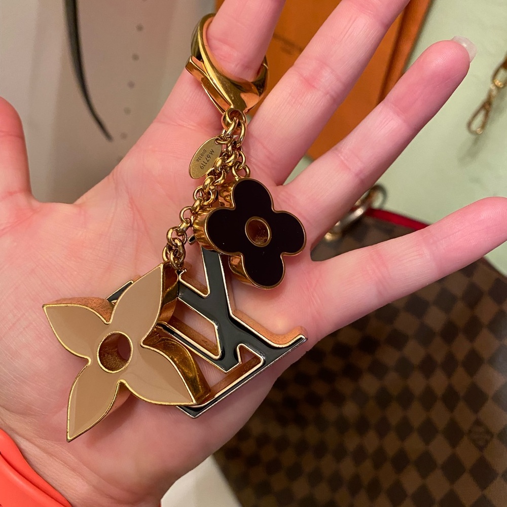 ❤️TRADED❤️Louis Vuitton FLEUR DE MONOGRAM BAG CHARM - Picture 7 of 7